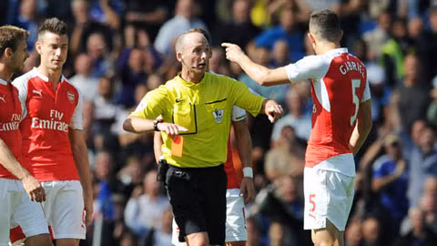 Wenger cho rằng Gabriel đã vướng bẫy của Costa.