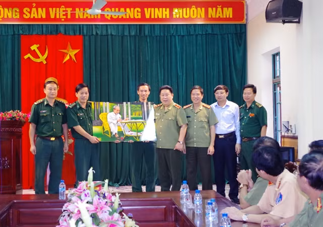 Trung tướng Bùi Văn Thành, Thứ trưởng Bộ Công an tặng quà cho CBCS Đồn Biên phòng CKQT Móng Cái (Ảnh: Xuân Hùng)