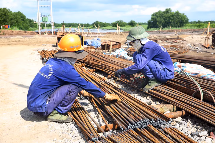 Cắt vật liệu thi công cọc cốt thép.
