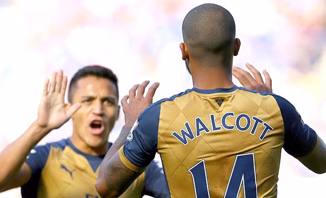 Bộ đôi chân trái Walcott-Alexis Sanchez là vũ khí mới của Wenger
