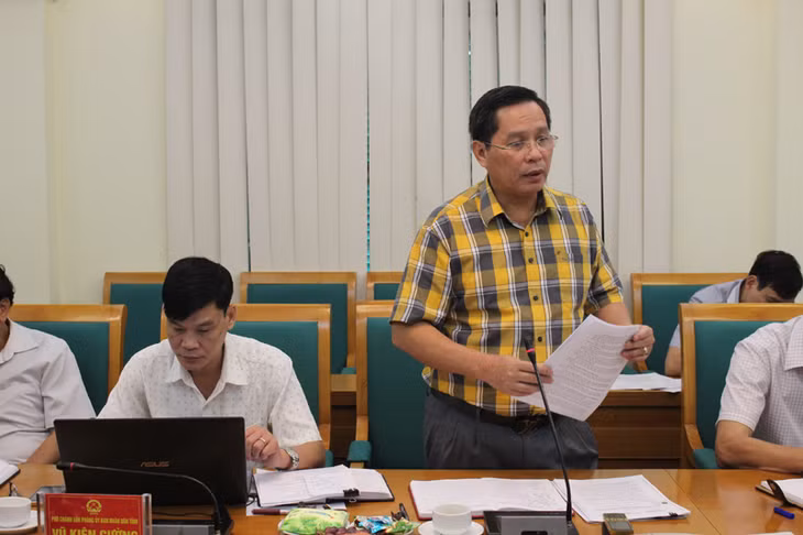 Đồng chí Phạm Hồng Hà, Chủ tịch UBND thành phố giải đáp các kiến nghị cử tri liên quan đến thẩm quyền của thành phố.
