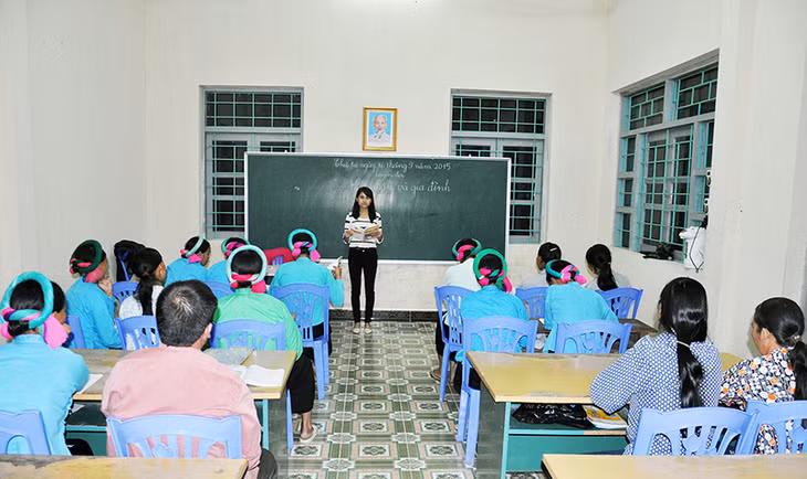 Tiết học Tiếng Việt tại lớp học xoá mù chữ ban đêm ở bản Loòng Vài (xã Hoành Mô).
