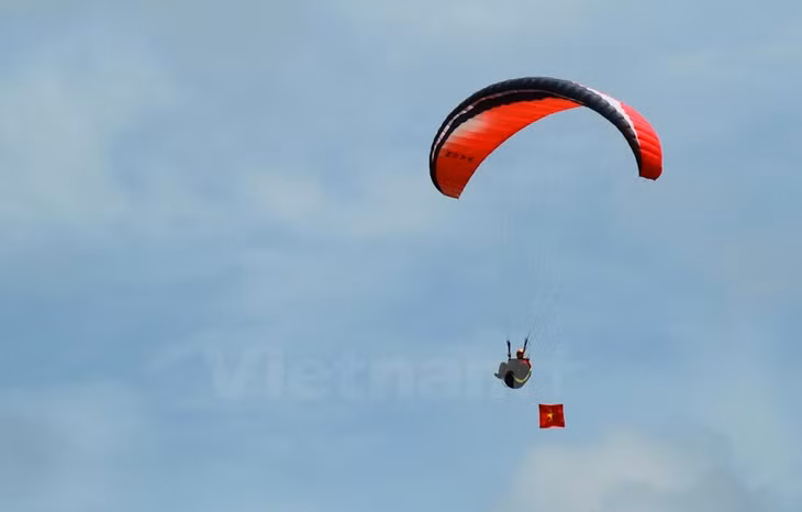 Phi công tự hào bay cùng lá cờ Tổ quốc. (Ảnh: Xuân Mai/Vietnam+)