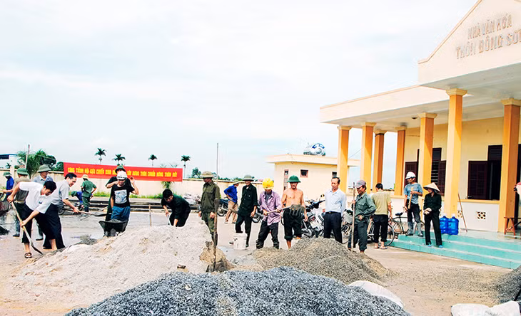 Nhân dân thôn Đông Sơn, xã Bình Khê góp sức tham gia hoàn thiện công trình nhà văn hoá thôn. Ảnh: Mạc Văn Thuật (Đông Triều)