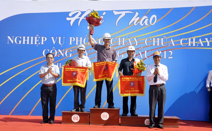 Lãnh đạo Công ty trao giải nhất, nhì, ba toàn đoàn cho các đơn vị đoạt giải.