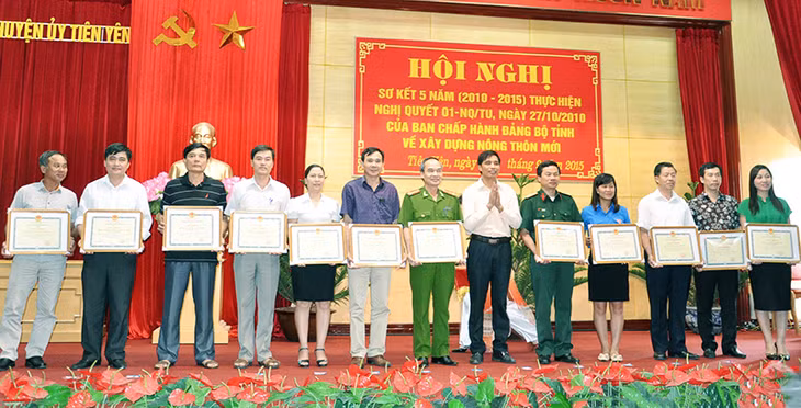 Nhiều tập thể được UBND huyện Tiên Yên tặng giấy khen vì có nhiều thành tích trong thực hiện Nghị quyết số 01/NQ-TU.