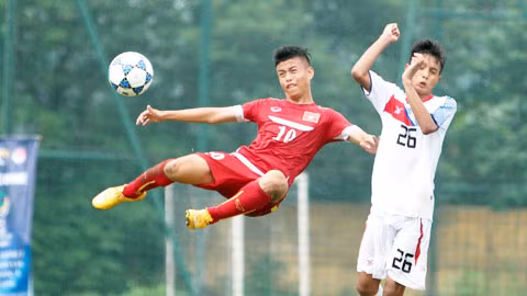 Trước đối thủ mạnh, U16 Việt Nam (trái) cần có đấu pháp hợp lý