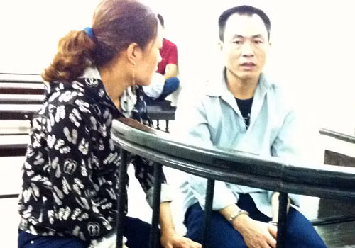 Thuận và chị gái tại phiên toà sơ thẩm.