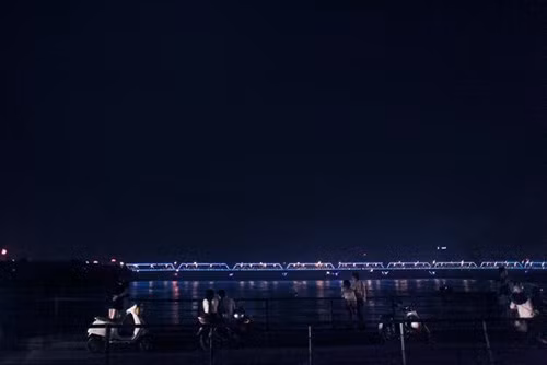 Dù được dự báo hiện tượng siêu trăng diễn ra từ 21h ngày 27/9 nhưng trước đó nhiều giờ, người dân đã đến nhiều địa điểm để chờ xem hiện tượng thiên nhiên hiếm gặp này.