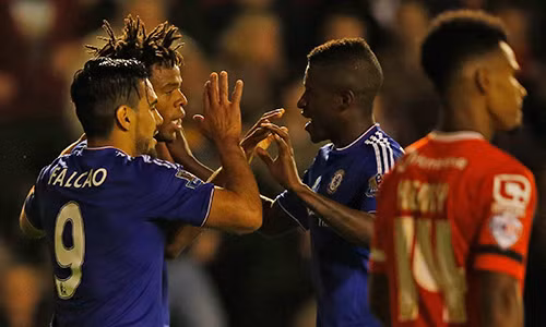 Nếu có điểm nào khiến Mourinho chưa hài lòng về trận thắng Walsall, đó có lẽ chỉ là việc Falcao không ghi được bàn nào. Các cầu thủ dự bị còn lại của Chelsea đều chơi tốt. Ảnh: Reuters.