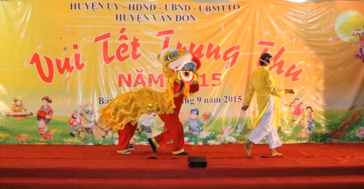 Màn múa lân đặc sắc thu hút các em học sinh…
