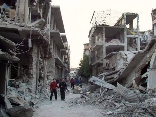 Cảnh hoang tàn sau những đợt không kích vào Syria. (Nguồn: AP)