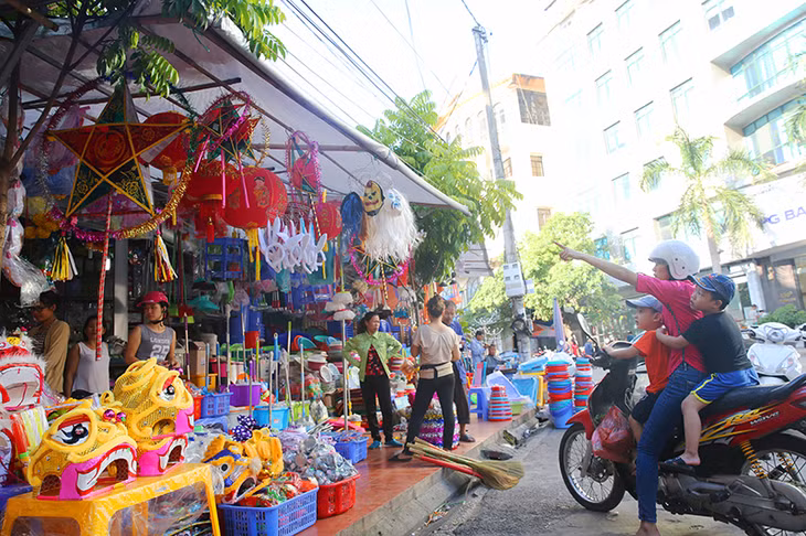 Thị trường đồ chơi Trung thu đang rất sôi động.