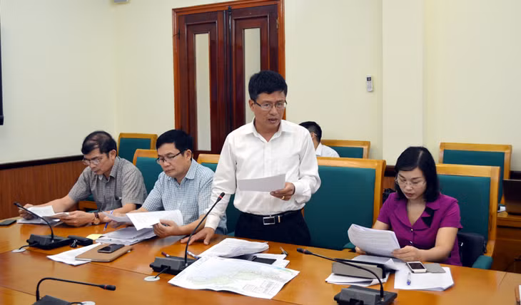 Giám đốc Sở Xây dựng báo cáo về quy hoạch một số dự án.