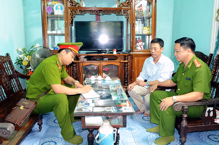 Trung tá Hoàng Văn Dũng (ngoài cùng bên phải) cùng cán bộ phụ trách cơ sở đi kiểm tra tại một hộ kinh doanh thuê trọ trên địa bàn.