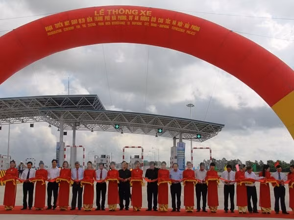 Cắt băng thông xe dự án đường cao tốc Hà Nội-Hải Phòng. (Ảnh: Việt Hùng/Vietnam+)