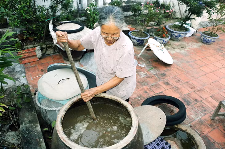 Cơ sở sản xuất mắm của cụ Vũ Thị Dược (88 tuổi) thôn Thái Hoà, Quan Lạn nổi tiếng thơm ngon được nhiều du khách biết đến.