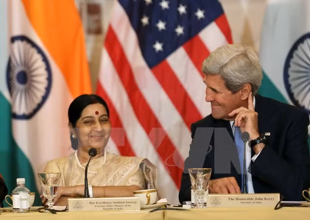 Ngoại trưởng Mỹ John Kerry (phải) và Ngoại trưởng Ấn Độ Sushma Swaraj tại Đối thoại chiến lược và thương mại Mỹ- Ấn Độ ở thủ đô Washington ngày 22/9. (Ảnh: Reuters/TTXVN)