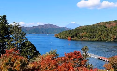 Hồ Ashi (Hakone, Nhật Bản): Nổi tiếng với vẻ đẹp phong cảnh hữu tình, hồ Ashi nằm ngay bên miệng núi Phú Sĩ nổi tiếng. Vào mùa thu, hồ nước này được khoác những bộ áo sặc sỡ
