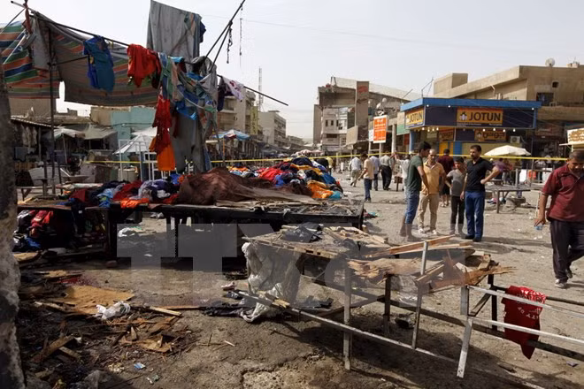 Hiện trường một vụ đánh bom liều chết ở Baghdad ngày 17/9 vừa qua. (Ảnh: Reuters/TTXVN)