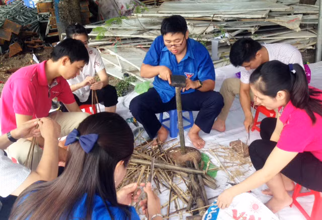 Chúng em tự làm đèn ông sao.