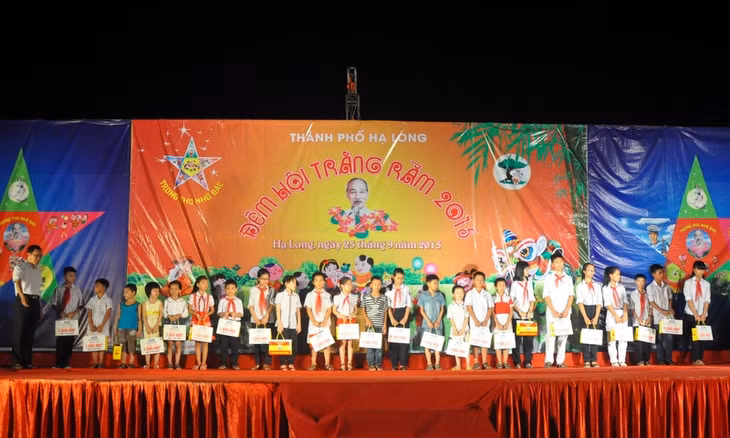 Trao học bổng cho các em học sinh