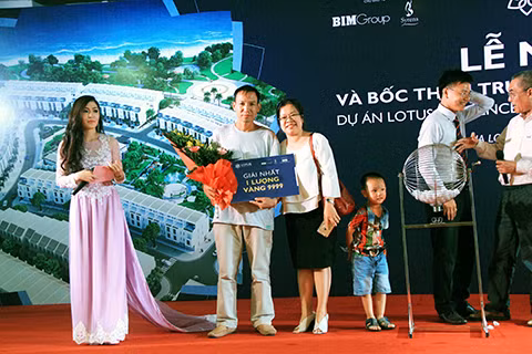 Khách hàng Nguyễn Văn Thanh đã may mắn trúng thưởng giải Nhất trị giá 1 lượng vàng 9999