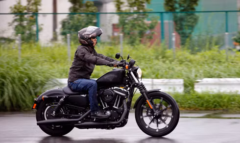 Sportster Iron 883 với kiểu dáng phù hợp hợp hơn với người trẻ muốn chơi Harley-Davidson.
