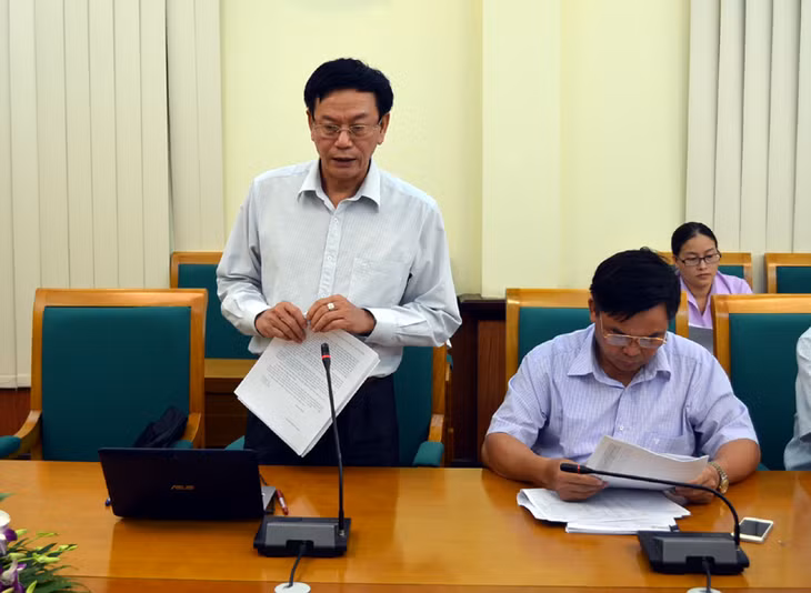 Lãnh đạo sở Tài nguyên Môi trường báo cáo về tình hình xử lý các quyết định giao đất, cho thuê đất trên địa bàn