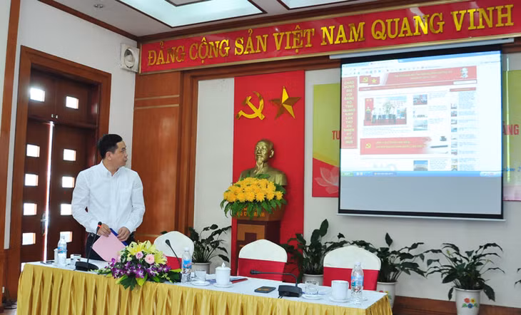 Lãnh đạo Sở Thông tin - Truyền thông giới thiệu trang thông tin điện tử về Đại hội.