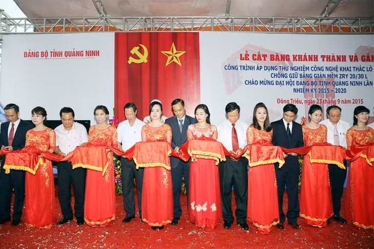 Các đồng chí lãnh đạo tỉnh, Tập đoàn TKV và công ty Than Hồng Thái cắt băng khánh thành công trình.