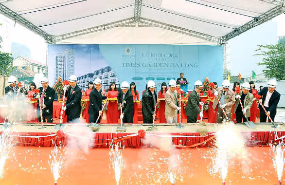 Ngày 7/2/2015, Công ty CP Đầu tư và Khách sạn My Way Hạ Long cùng với các đối tác là Tổng thầu xây dựng Coteccons, quản lý dự án CBRE, tư vấn thiết kế S-Design và tài trợ tín dụng ngân hàng Liên Việt Post Bank tiến hành khởi công Dự án Times Garden tại ngã năm Cột Đồng Hồ, phường Bạch Đằng (TP Hạ Long). Ảnh: Khánh Giang