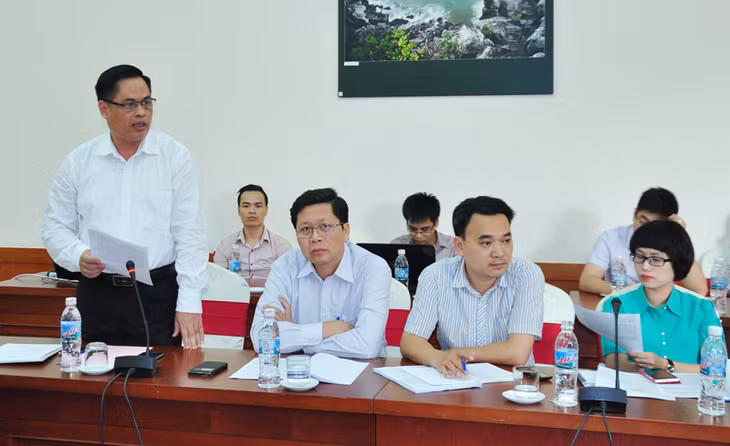 Lãnh đạo Sở Công thương thông tin về triển lãm thành tựu KT-XH của tỉnh chào mừng Đại hội.