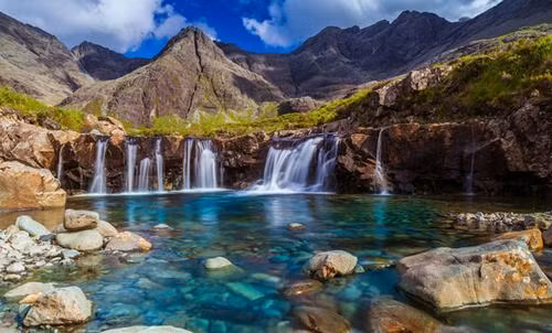 Skye (Scotland): Bên cạnh cây hoa tạo nên những gam màu trầm cuốn hút, Skye còn gây ấn tượng bởi vô vàn vách đá với hình thù kỳ dị. Bức tranh của Skye vào mùa thu luôn độc đáo với sự hòa quyện giữa cây, hoa và đá.