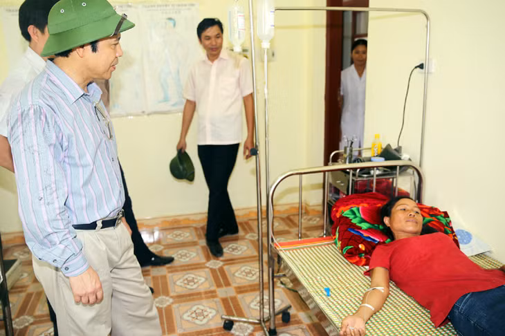 Đồng chí Đặng Huy Hậu, Phó Chủ tịch Thường trực UBND tỉnh thăm trạm y tế xã Quảng Lợi.