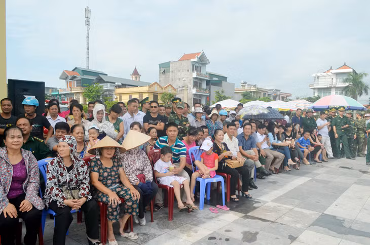 Đông đảo cán bộ, nhân dân trên địa bàn TP Móng Cái tham gia, cổ vũ chương trình