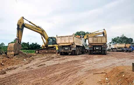 Từ đầu tháng 7, thời tiết không thuận lợi nên xe máy chống gầu “án binh bất động”.