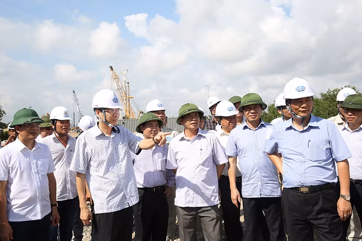 Đồng chí đồng chí Nguyễn Văn Đọc, Bí thư tỉnh ủy, kiểm tra tiến độ thi công gói thầu 2 
