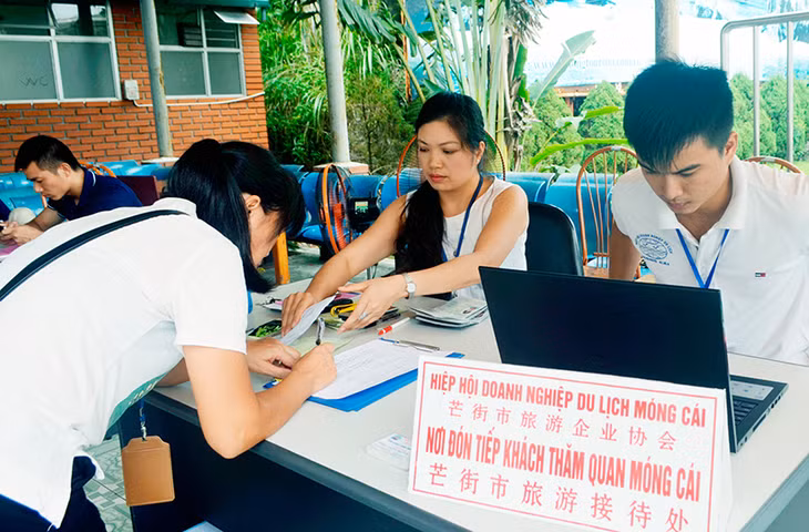 Các DN du lịch đón khách và hướng dẫn làm thủ tục nhập cảnh cho khách du lịch Trung Quốc tại cửa khẩu.