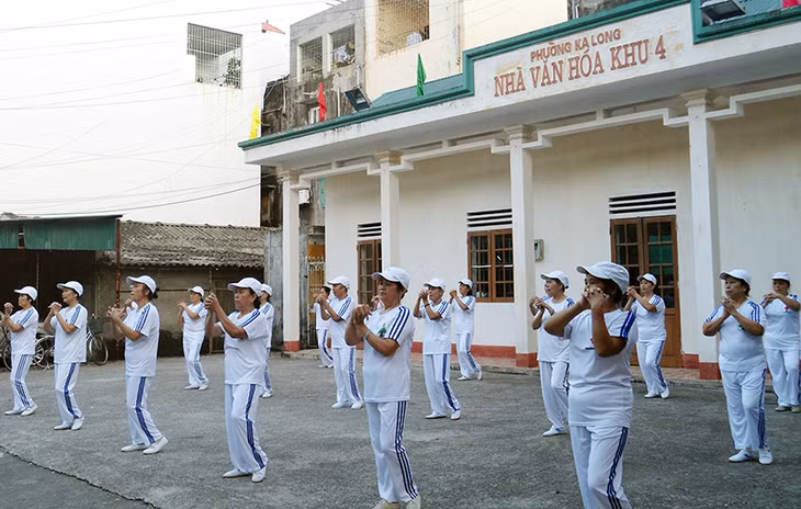 CLB Thể dục dưỡng sinh phường Ka Long, TP Móng Cái, duy trì luyện tập thể dục mỗi sáng hàng ngày.