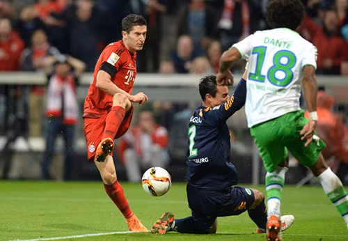 Lewandowski là cầu thủ đầu tiên trong lịch sử Bundesliga ghi năm bàn khi vào sân từ ghế dự bị. Ảnh: AFP.
