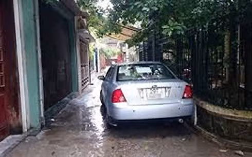 Lái xe ô tô đối mặt với nguy cơ xảy ra tai nạn khi "lạc" vào các đường nhỏ, ngõ hẹp.