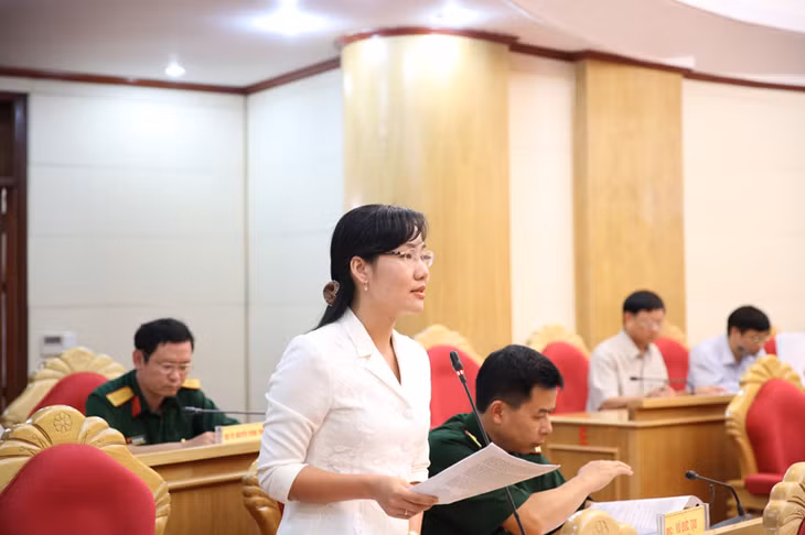 Đồng chí Nguyễn Thị Hạnh, Bí thư Huyện ủy Hoành Bồ tham gia phát biểu tại Hội nghị.