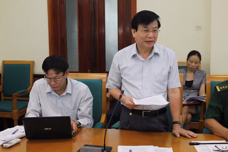 Đồng chí Nguyễn Mạnh Hà, Giám đốc Sở Công thương báo cáo dự thảo kế hoạch thực hiện Chỉ thị 21 của Thủ tướng Chính phủ