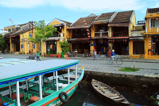 Một góc Hội An hoài cổ nhìn từ dòng sông Hoài thơ mộng.