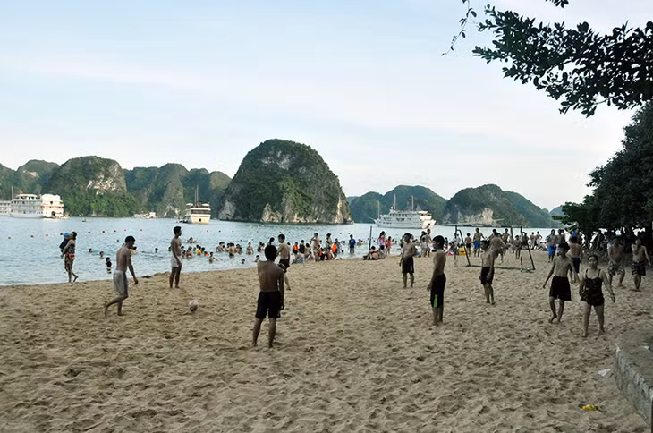 Chiều hè trên bãi tắm đảo Ti Tốp.