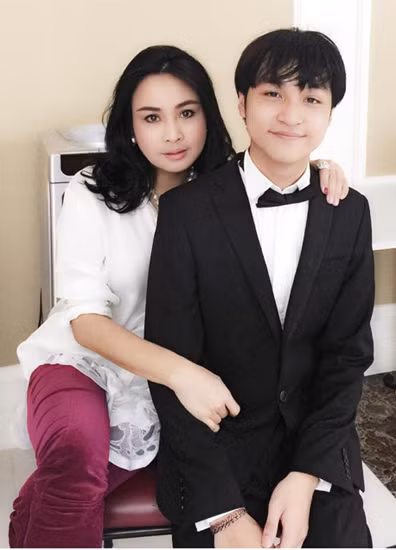 Nguyễn Đăng Quang - con trai ca sĩ Thanh Lam và nhạc sĩ Quốc Trung - đang học năm cuối hệ Trung học chín năm của Học viện Âm nhạc Quốc gia Việt Nam.