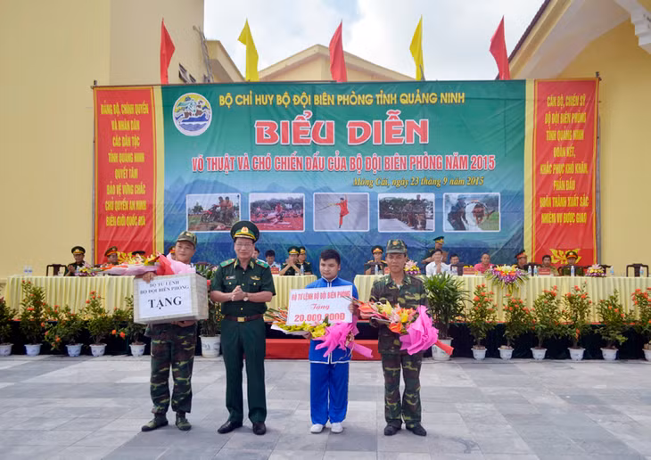 Ban tổ chức khen thưởng các đơn vị tham gia chương trình 