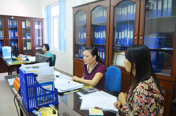Cán bộ Chi cục Thuế Hoành Bồ hướng dẫn doanh nghiệp đăng ký kê khai nộp thuế điện tử.