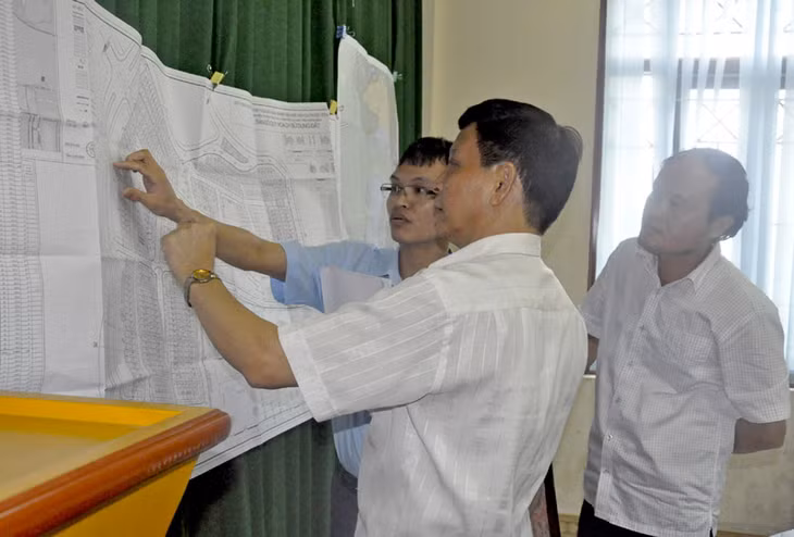 Đồng chí Trần Xuân Cương, Uỷ viên Thường trực HĐND tỉnh kiểm tra bản đồ quy hoạch Dự án Đầu tư xây dựng- kinh doanh hạ tầng Khu đô thị cảng Ngọc Châu tại phường Tuần Châu, TP Hạ Long